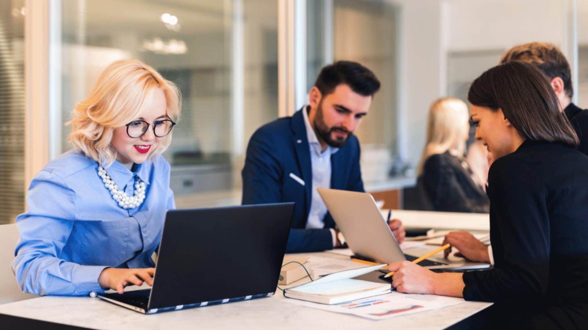 Estudiante consultando recursos educativos