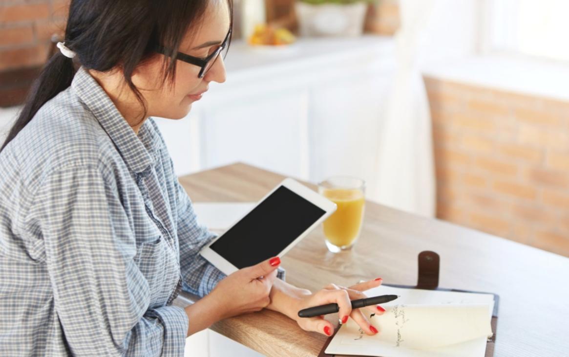 Equipo revisando transacciones sospechosas