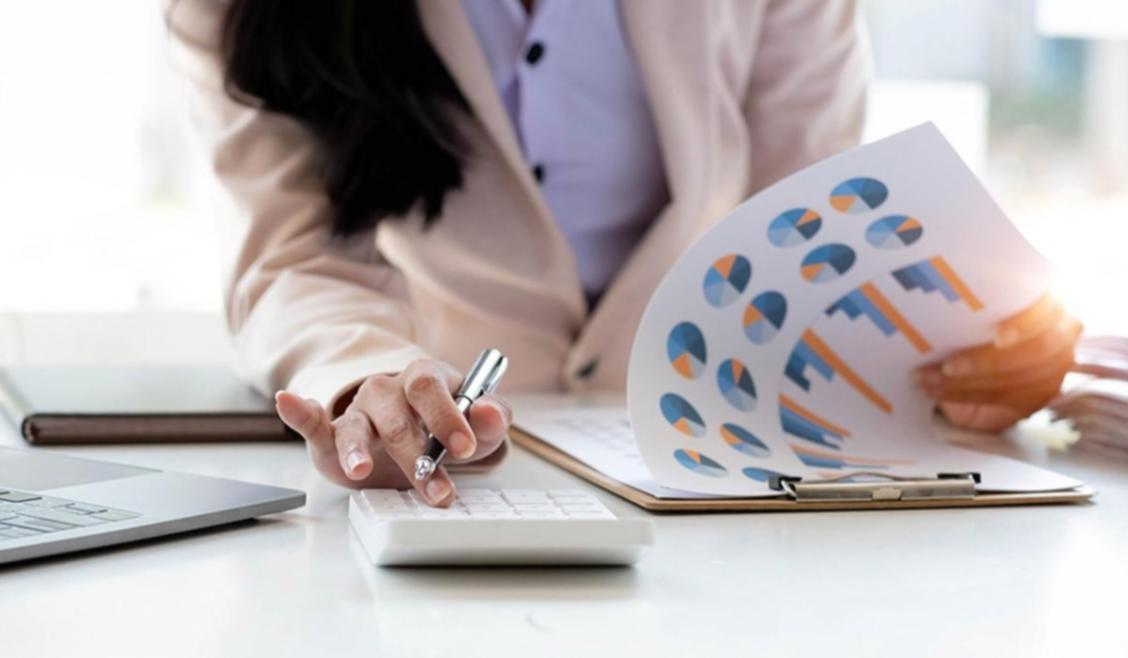 Especialistas desarrollando material educativo