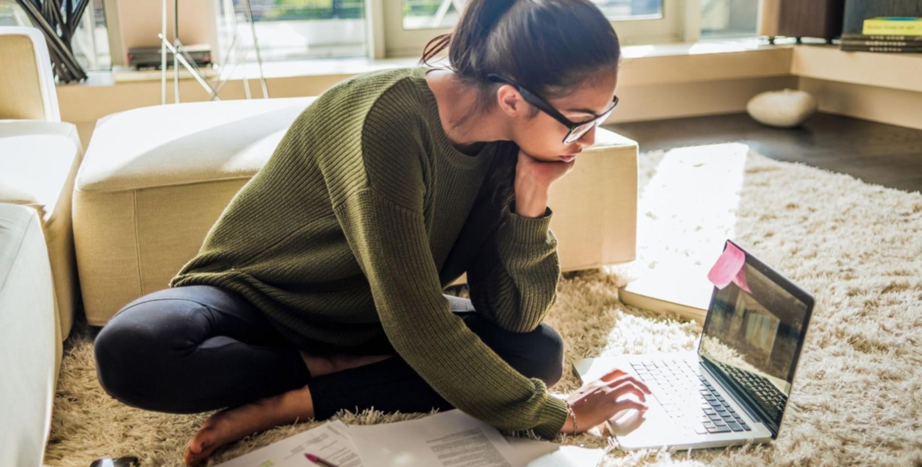 Profesionales analizando patrones de fraude en pantallas